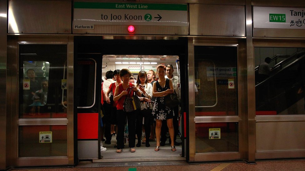 新加坡丹戎巴葛地鐵站內一趟地鐵列車