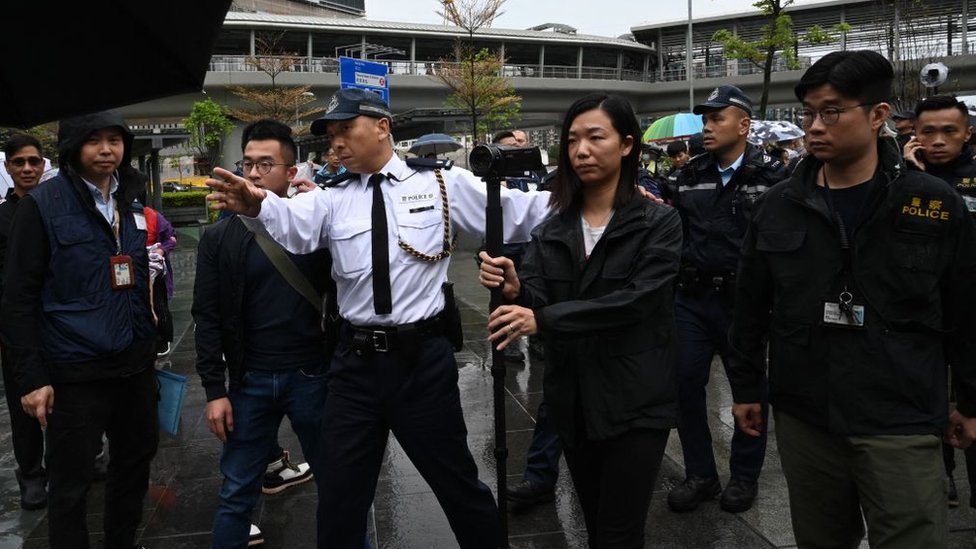 香港で抗議デモ、警察の監視下で2年ぶり 参加者に番号札の着用義務付け