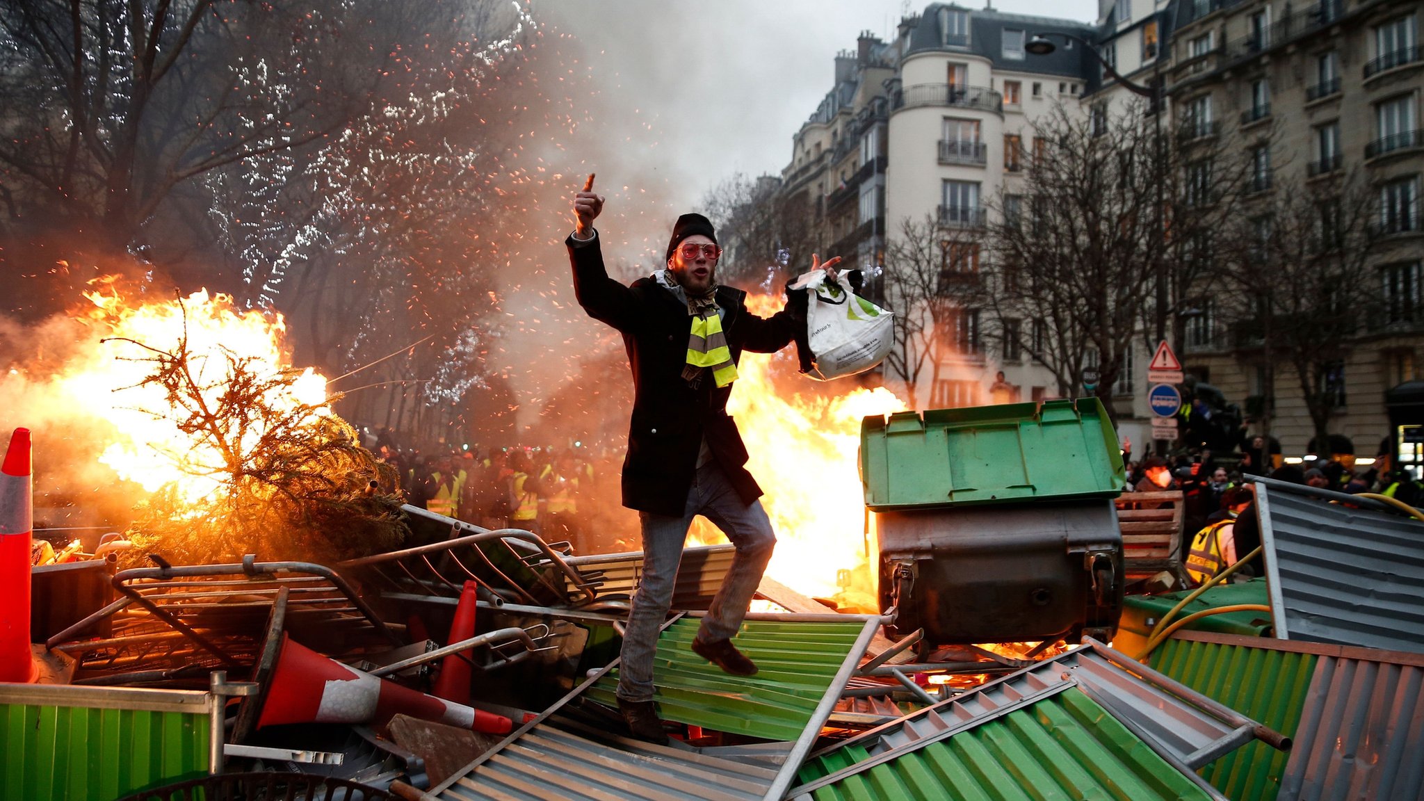 French Gilets Jaunes: Ministry broken into amid fresh protests