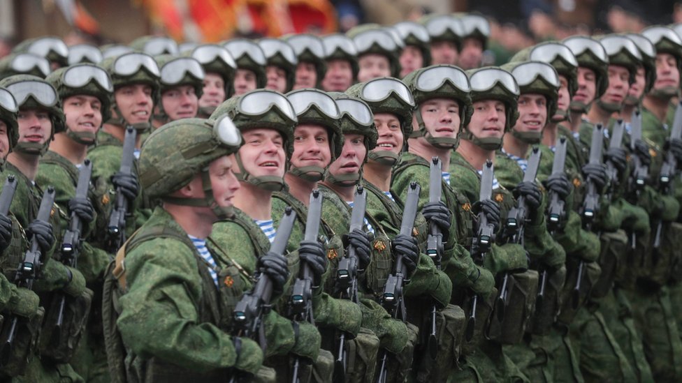 Rossiyalik svingerlar dostlarining kvartirasida uchrashadilar