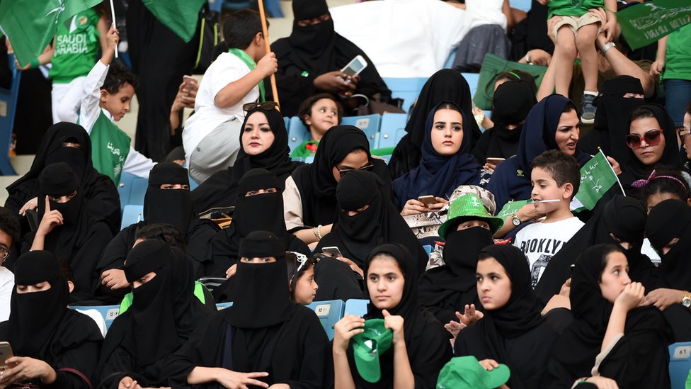 دخول النساء الملاعب الرياضية للمرة الأولى اليوم في تاريخ المملكة.