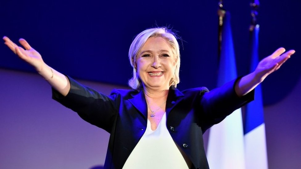 French election: Hollande urges nation to back Macron and reject Le Pen