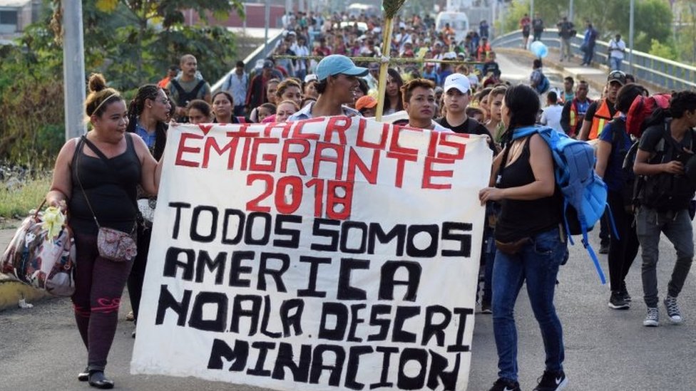 8 integrantes de la caravana de refugiados cruzan la frontera para