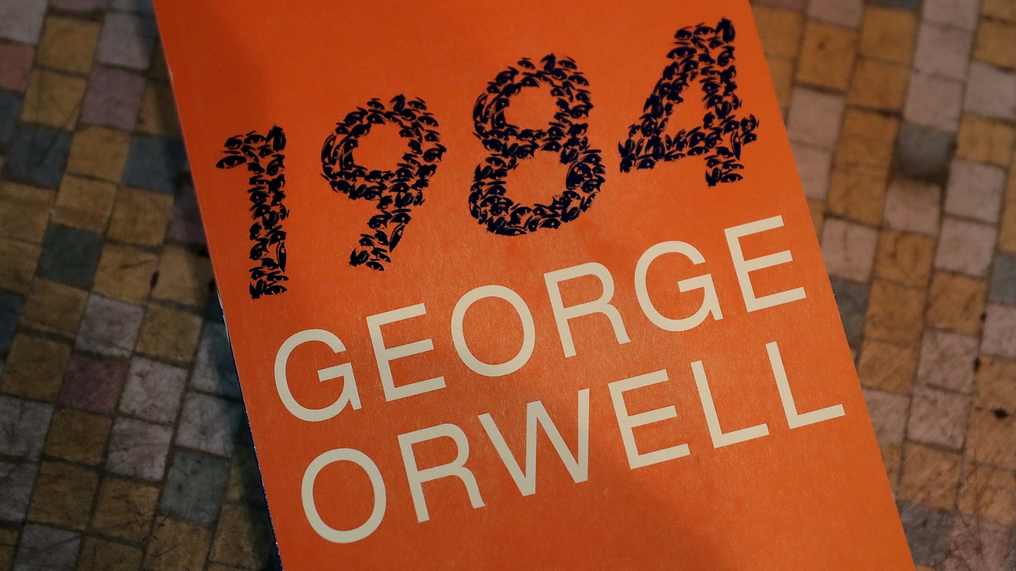 Por qué la inquietante novela &quot;1984&quot; de George Orwell puede tratar sobre  nuestra época - BBC News Mundo