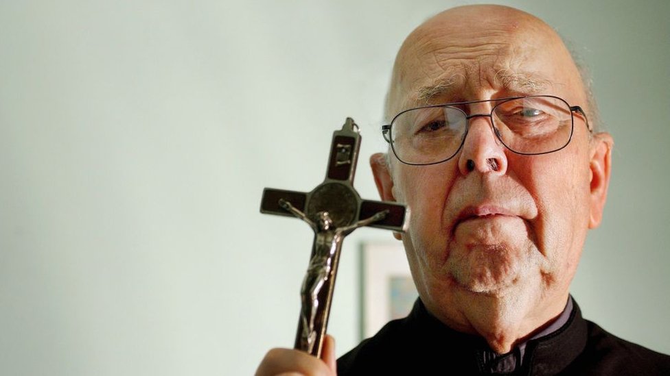 Gracia Están familiarizados Tutor El exorcista del Papa": la historia del sacerdote italiano que inspiró la  nueva película de Russell Crowe - BBC News Mundo