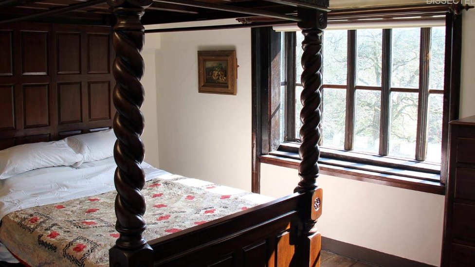 Porno video: Aka singlisi va uning dugonasini sikayapti