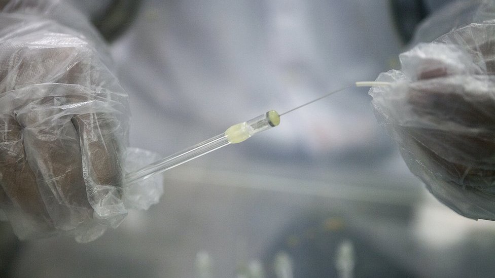 Porno tomosha qiling, qizimni qarzlari uchun berdi