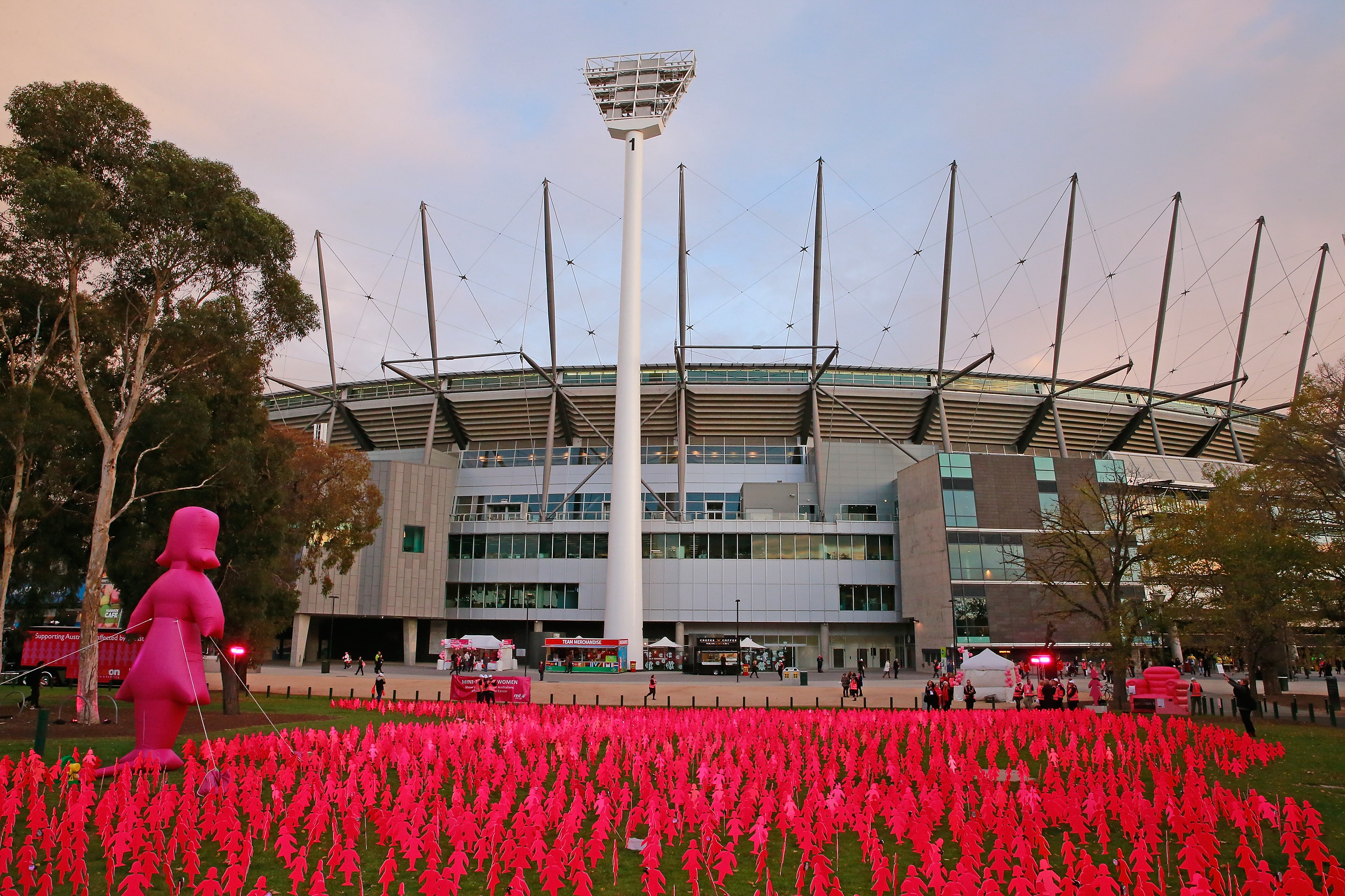 Estadio con mujeres rosadas