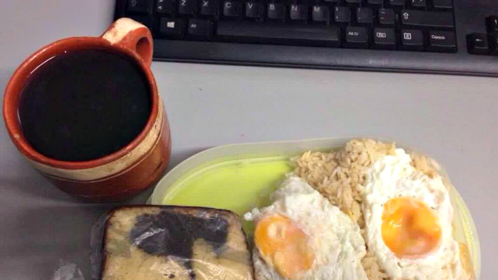 Un café junto a una laptop. (Foto: cortesía de Mundo Godínez)