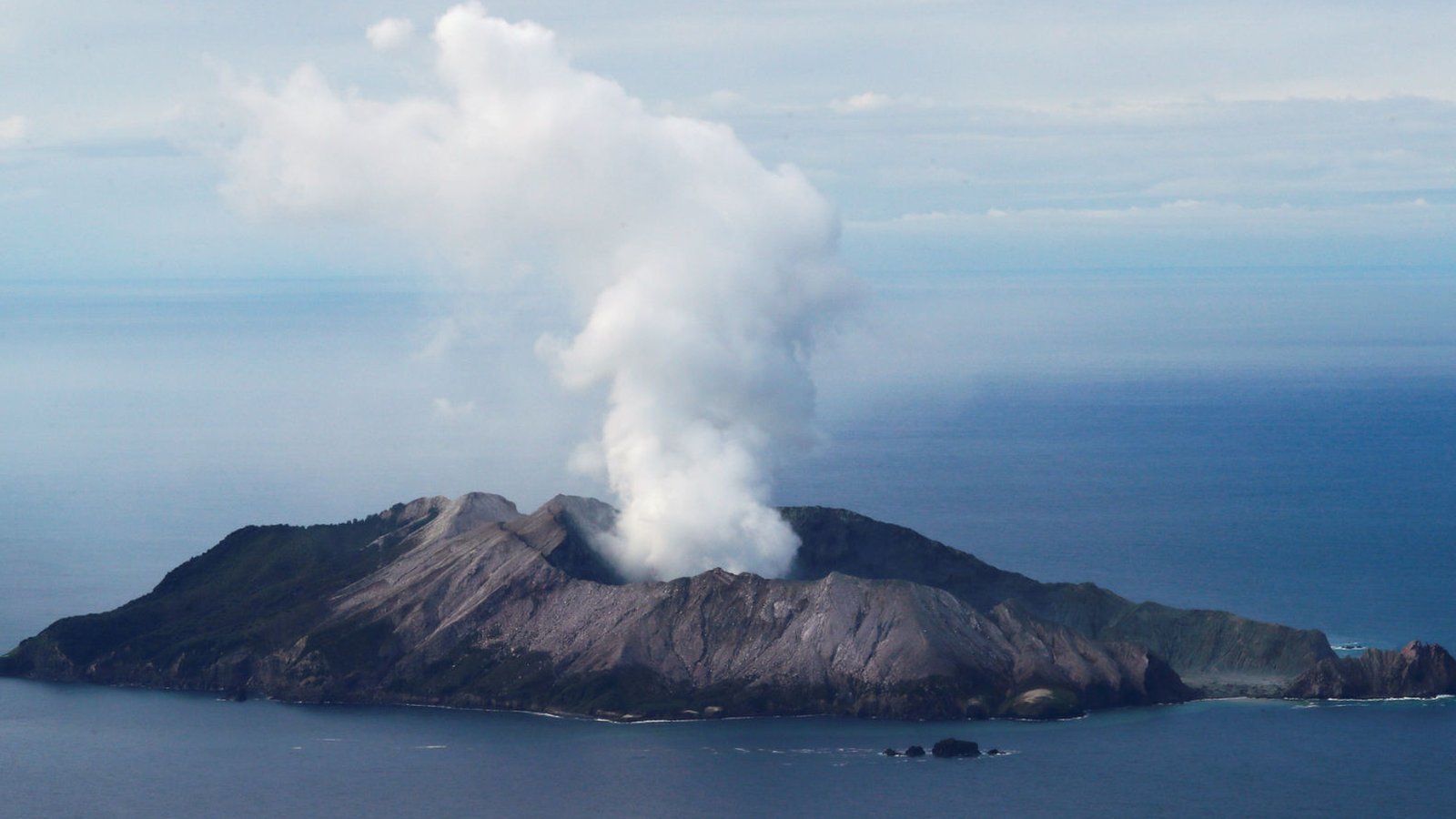 NZ火山噴火、初の捜索活動で6遺体回収 死者14人に - BBCニュース