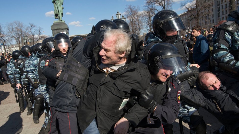 Policía detiene manifestantes en la Plaza Pushkin, centro de Moscú.