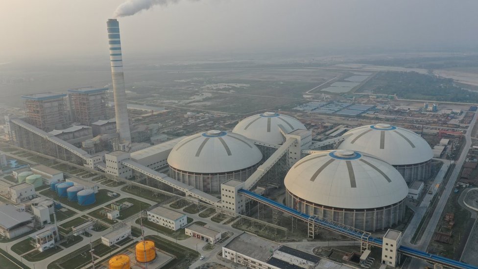 U qichqiriq bilan qora paypoq kiyib oladi