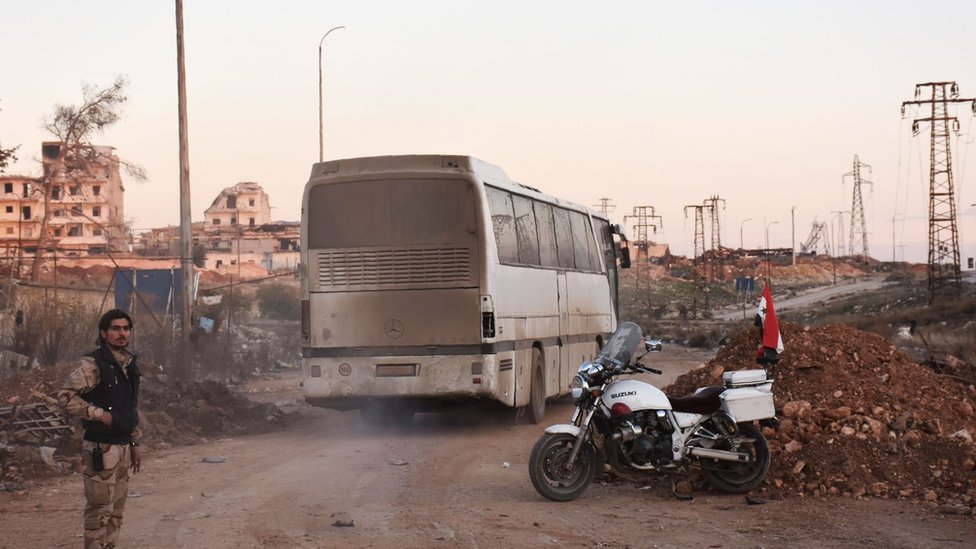 حافلة تغادر حلب المحاصرة