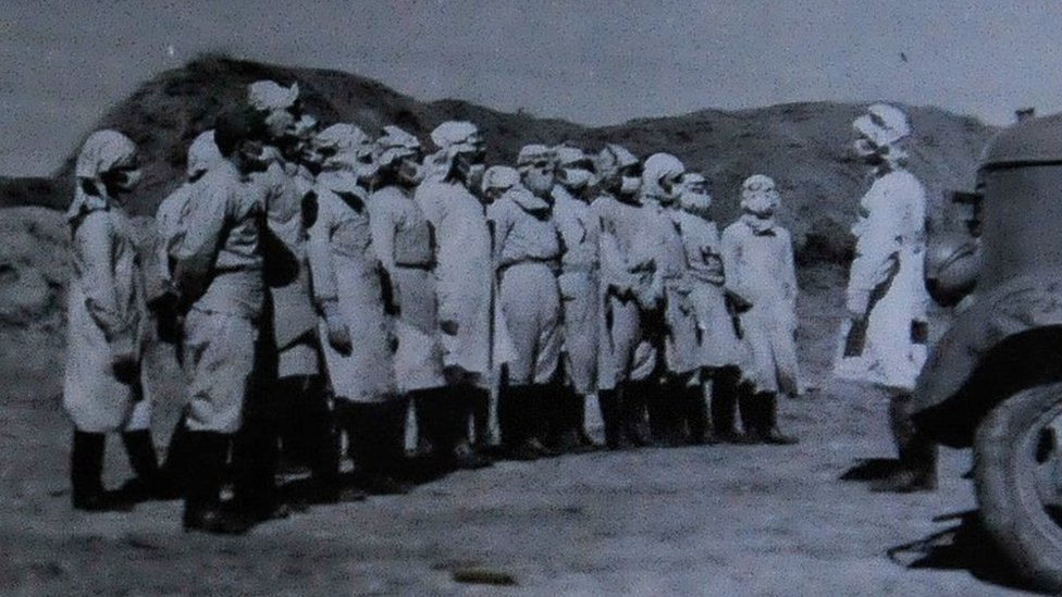 Grupo De Soldados Con Traje Militar Histórico Foto de archivo