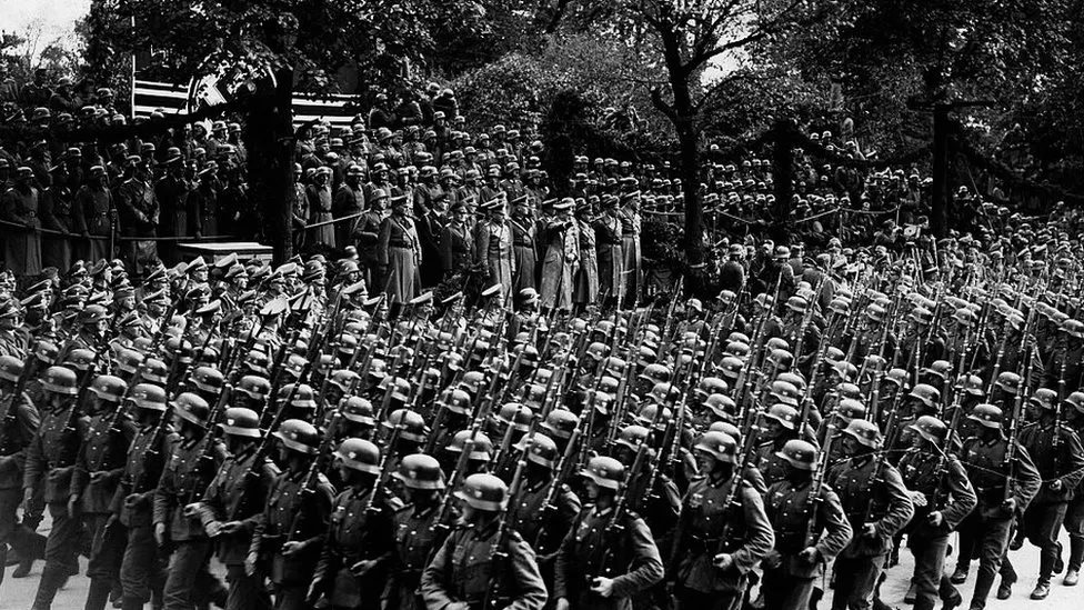 Sophie Dee ajoyib minaj beradi va uning eshagida chuqur jinsiy olatni his qiladi