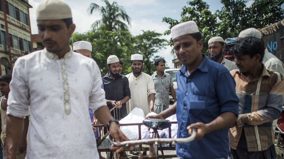 Warga Bangladesh mengurus jenazah