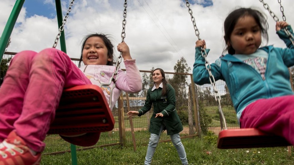 Niñas chilenas en escuela.