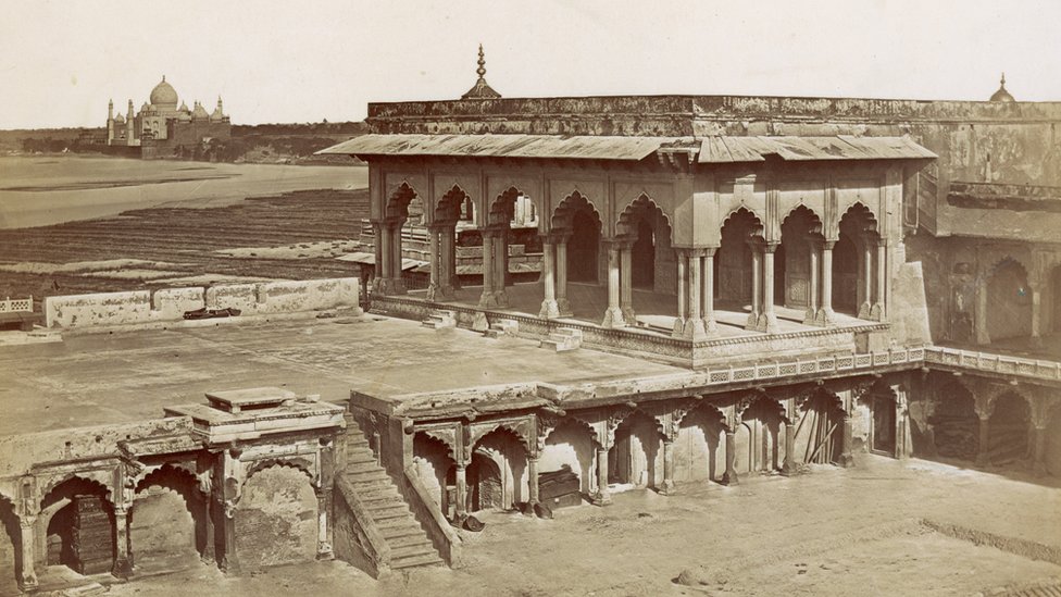 Ormon uyida rus qizini sikishdi