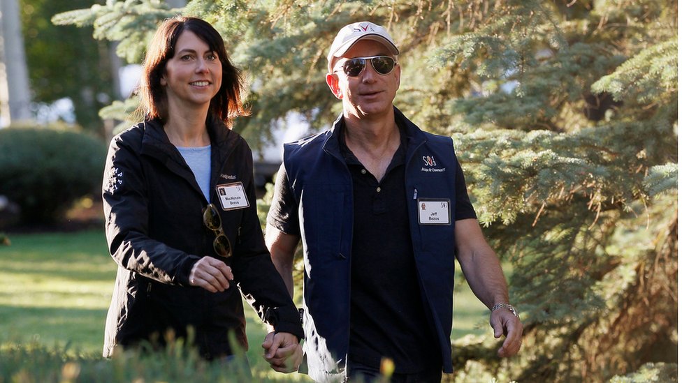 Jeff Bezos vai divorciar-se. O que é que isto significa para a ? –  Observador