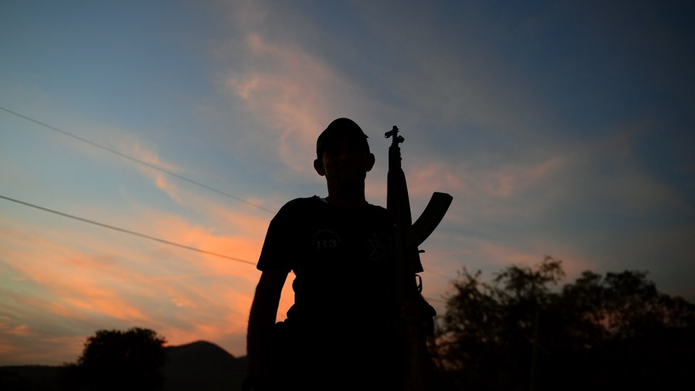 Un miembro de los grupos de autodefensa en Tepalcatepec, Michoacán.