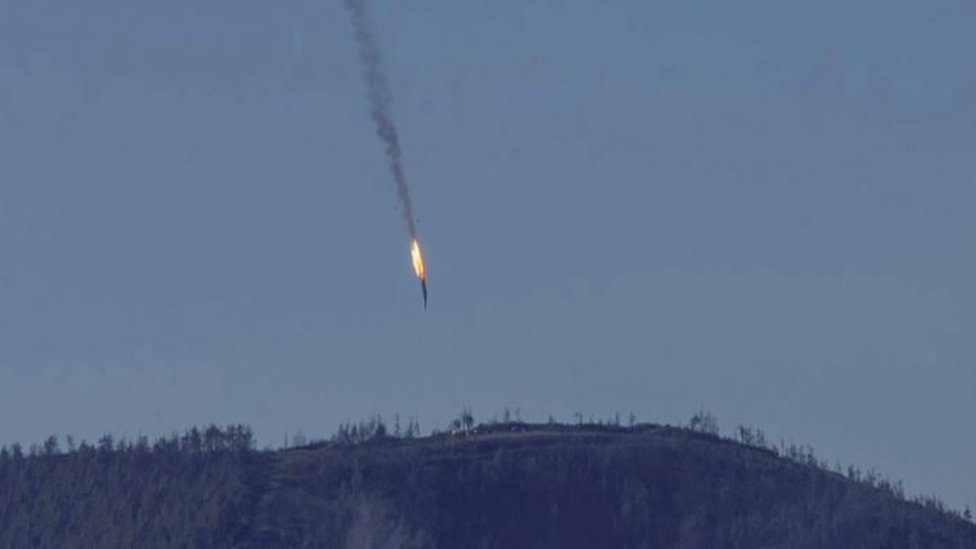 ロシア軍艦がトルコ漁船に警告射撃、衝突回避のためと - BBCニュース