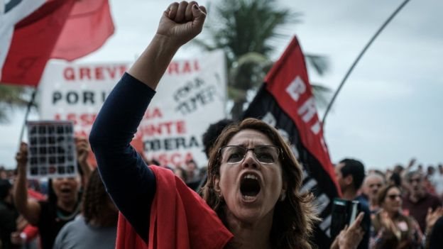 Brasil se encuentra en una profunda crisis política. Mujer protestando