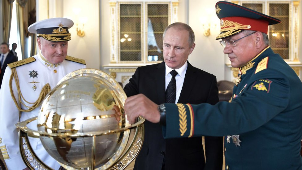 Vladimir Putin, acompañado del ministro de Defensa Sergei, Shoigu (der.) y el comandante en jefe de la Armada,Vladimir Korolev