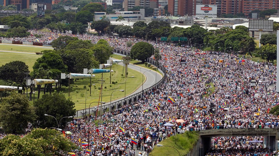 Miles de manifestantes en las calles de Caracas.
