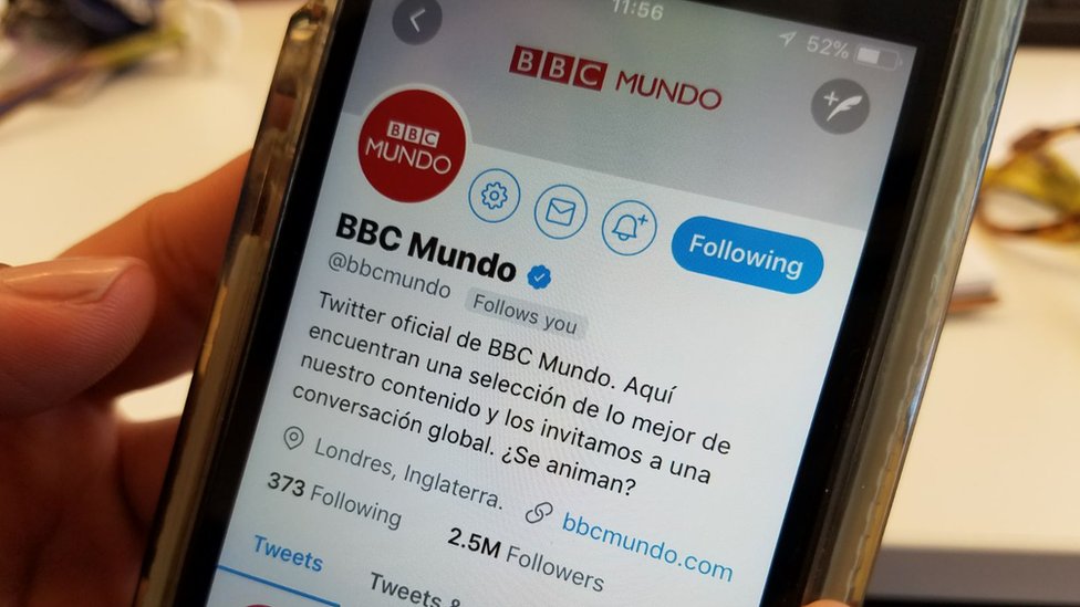 Foto de un móvil con el perfil de BBC Mundo en Twitter.