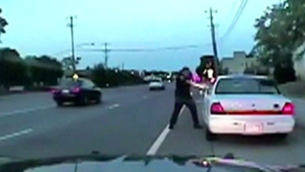 黒人男性、警官に膝で首を押さえ付けられ死亡 米ミネソタ州
