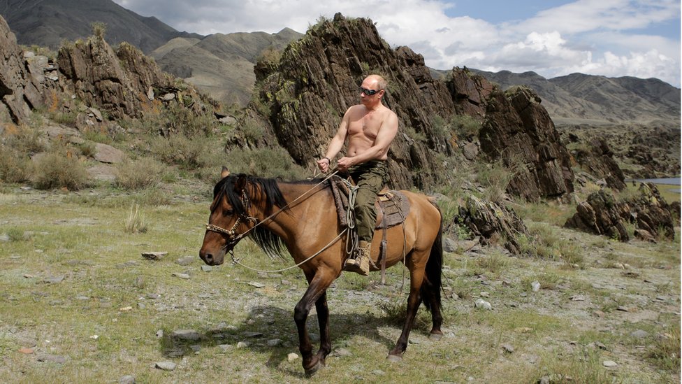 بوتين يمتطي حصان أثناء عطلته في جنوب سيبيريا، في أغسطس/آب 2009