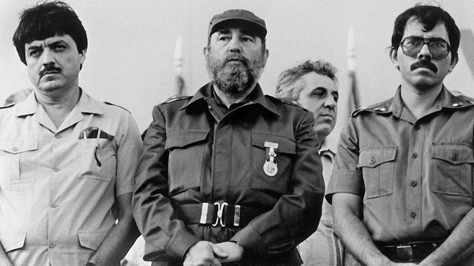 Sergio Ramírez junto a Fidel castro y Daniel Ortega.