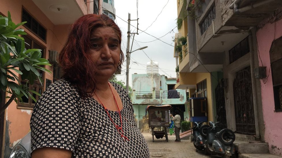 Sunita Devi di depan rumahnya