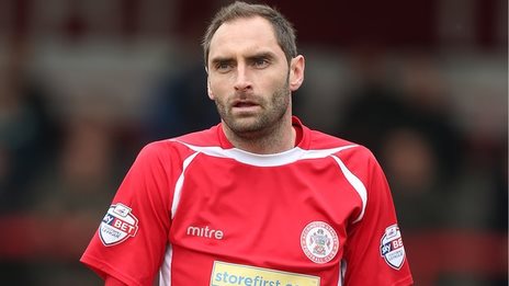Full-back Hunt signs for Mansfield