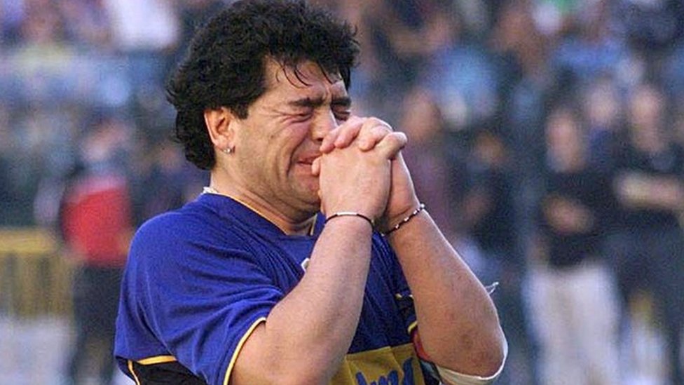 El llanto de Maradona en un verano italiano, las piernas cortadas