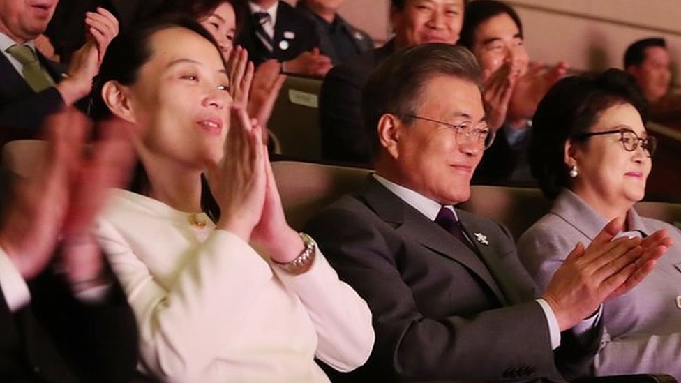Kim Yo-jong, hermana del líder norcoreano Kim Jong-un, durante los Juegos Olímpicos de Invierno junto con el presidente de Corea del Sur, Moon Jae-in.