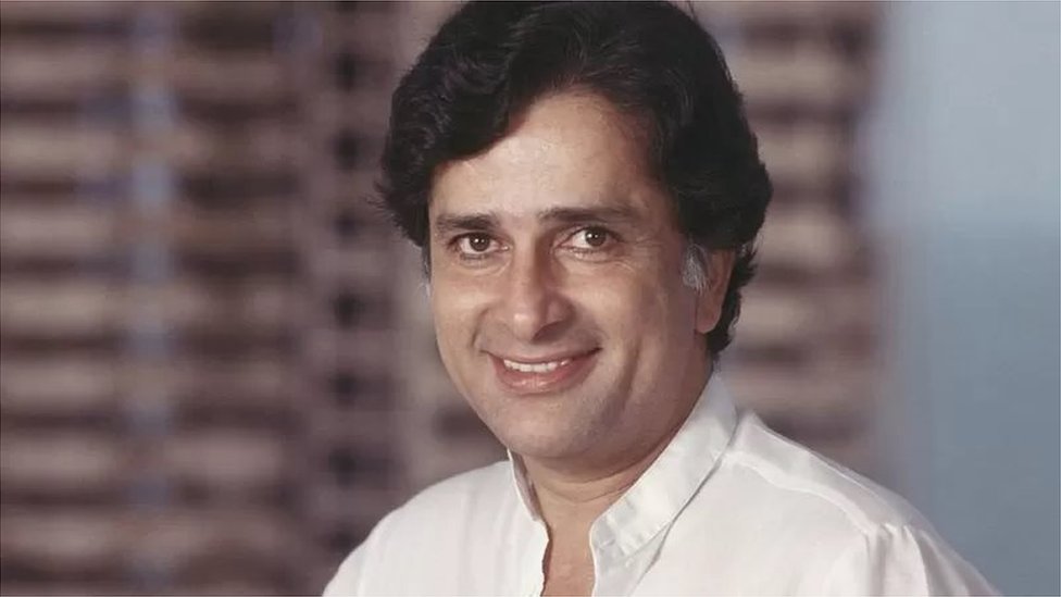 Bir niqobli milf vasvasaga Bokira rus qizlari ishtirokidagi porno