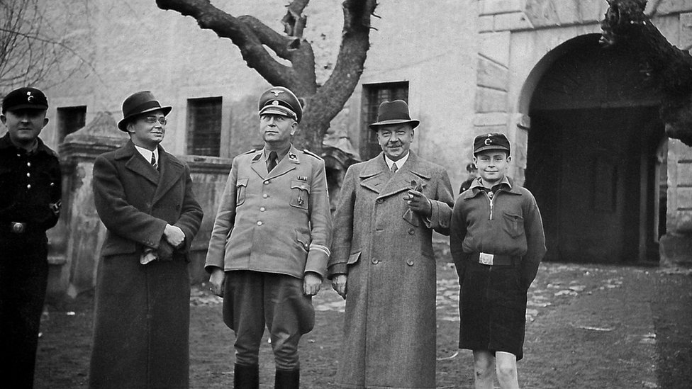 Karl Niemann con su hijo mayor Dieter.