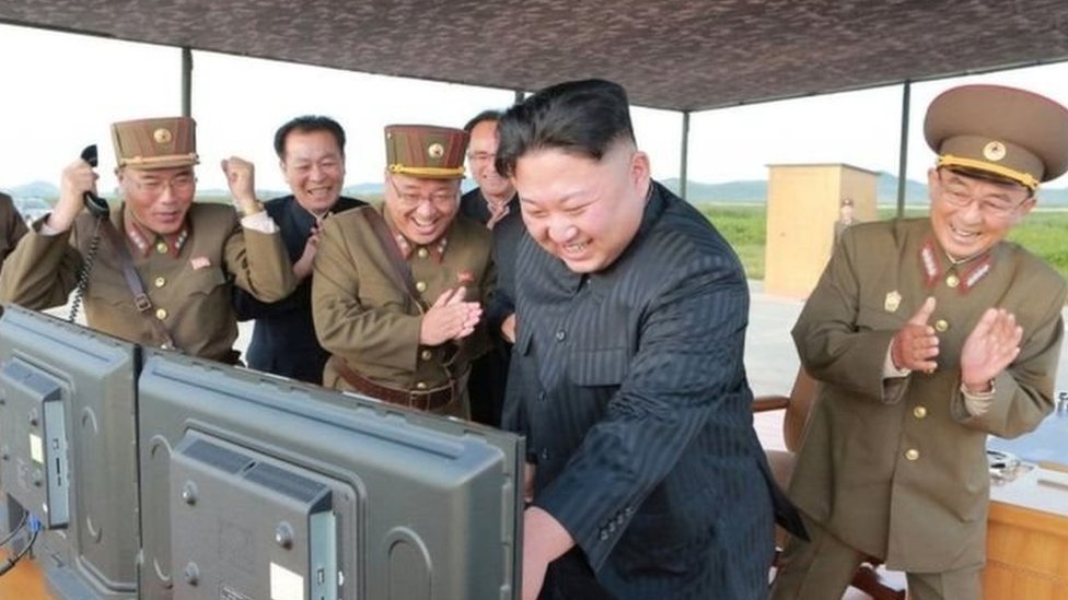 جونغ أون وكبار المسؤولين العسكرين في كوريا الشمالي