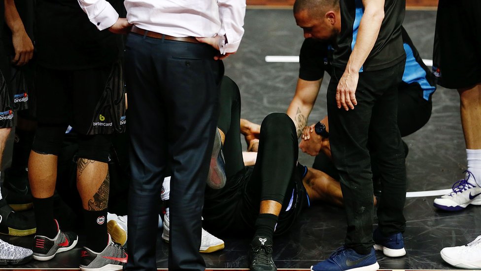 Akil Mitchell es atendido