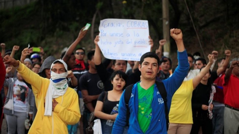 La gente en Honduras agradece a la policía.