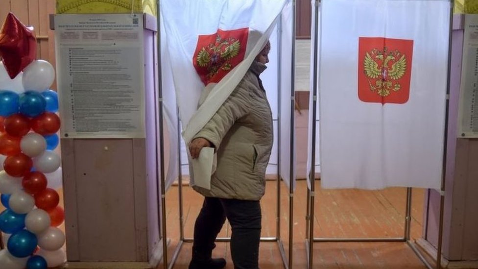Votante en las elecciones rusas