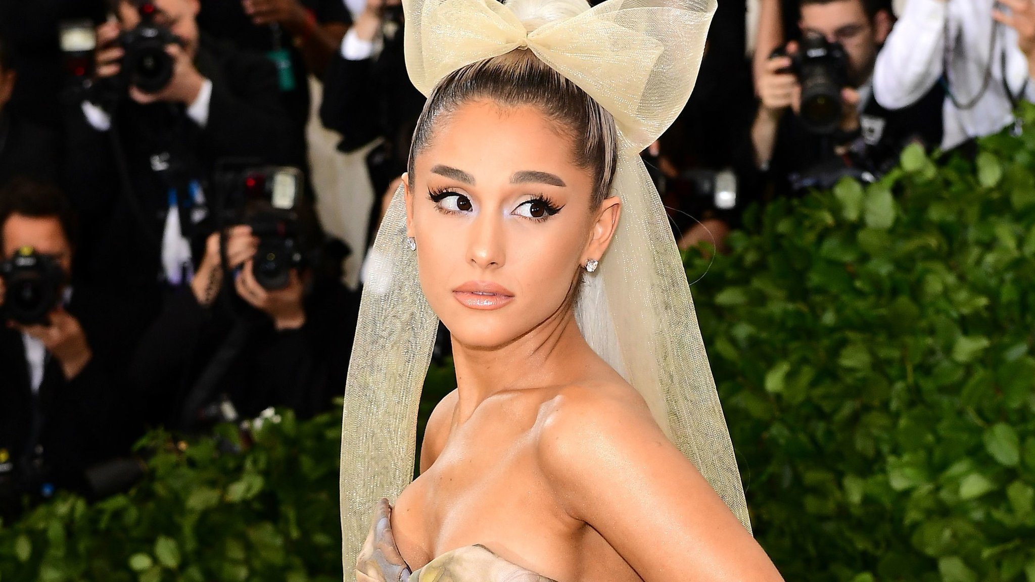 Ariana Grande injures hand during Carpool Karaoke filming - CBBC Newsround