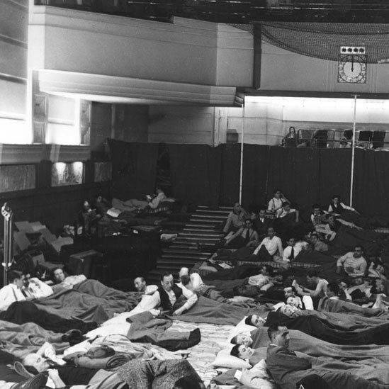 Funcionarios de la BBC acostados en la sala de conciertos de Broadcasting House