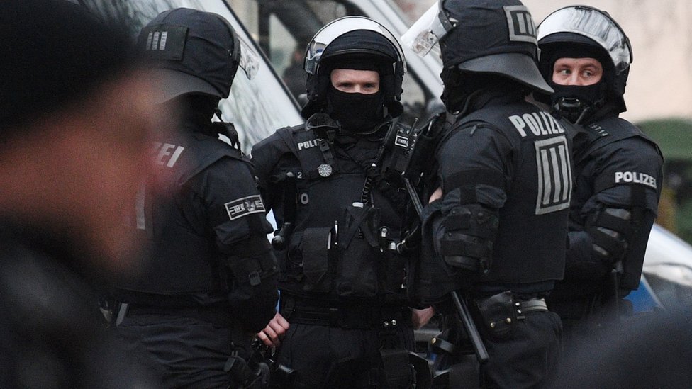 قوات من الشرطة الألمانية المتخصصة في مكافحة الإرهاب أثناء مداهمة مسجد بلال في فرانكفورت