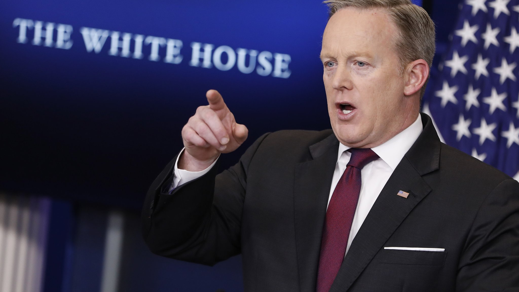 Sean Spicer quits: White House press secretary plays down 'row'