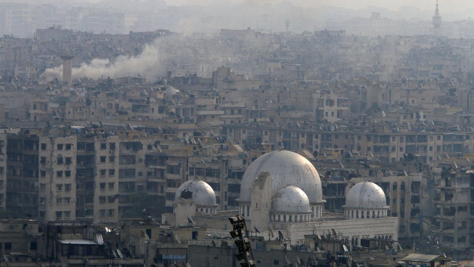 صورة لمدينة حلب والدخان يتصاعد منها