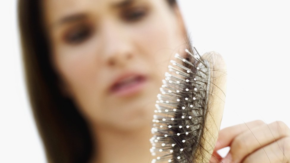 Por qué se nos cae el cabello y cuándo debemos verlo como un alarmante  signo de alopecia o una enfermedad? - BBC News Mundo