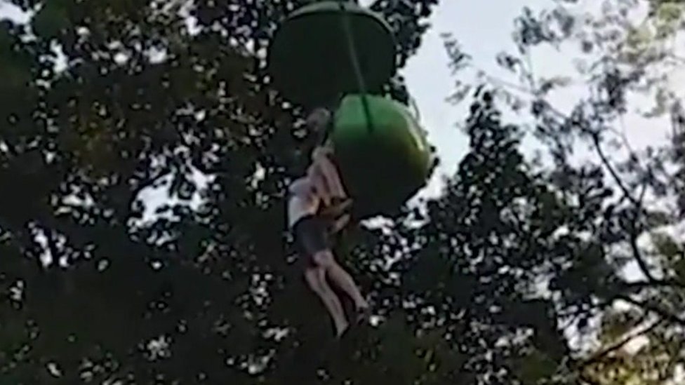 Crowd catches girl after ride fall