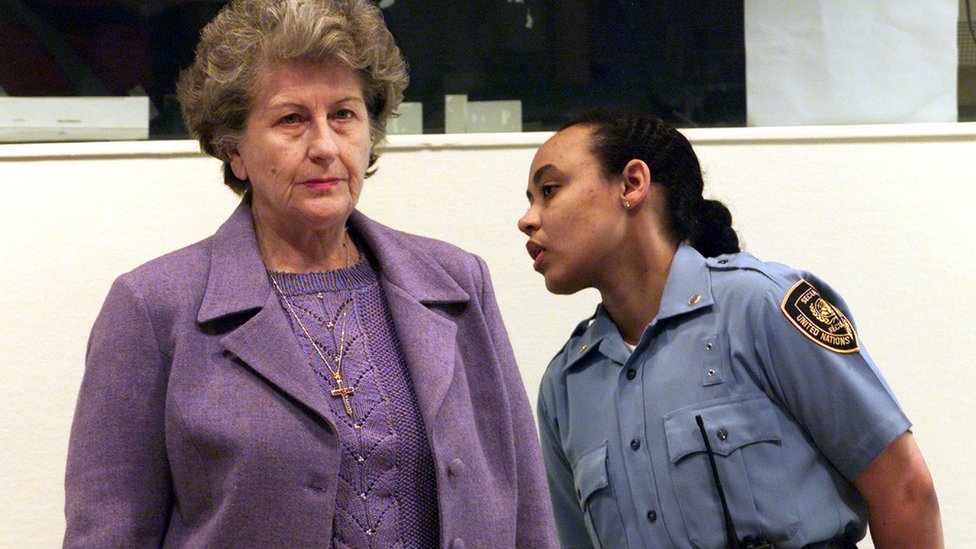 Biljana Plavsic (izquierda), expresidenta de la autodenominada república serbia de Srpska, continúa siendo la más prominente mujer condenada por crímenes de guerra durante el conflicto bosnio. Biljana Plavsic